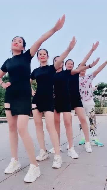 娱乐吃瓜美女助理,揭秘美女助理的吃瓜日常